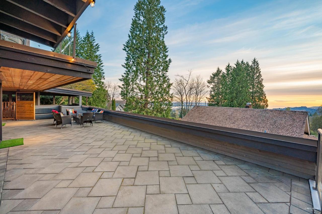 Grouse Cheerful Large Private Bedroom, Bath, Shared Deck, Pool, Hot Tub North Vancouver Exterior photo