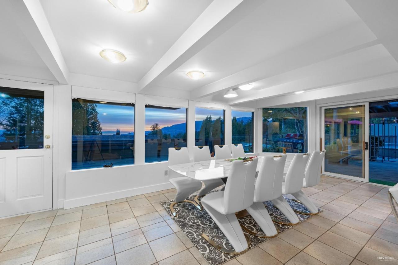 Grouse Cheerful Large Private Bedroom, Bath, Shared Deck, Pool, Hot Tub North Vancouver Exterior photo