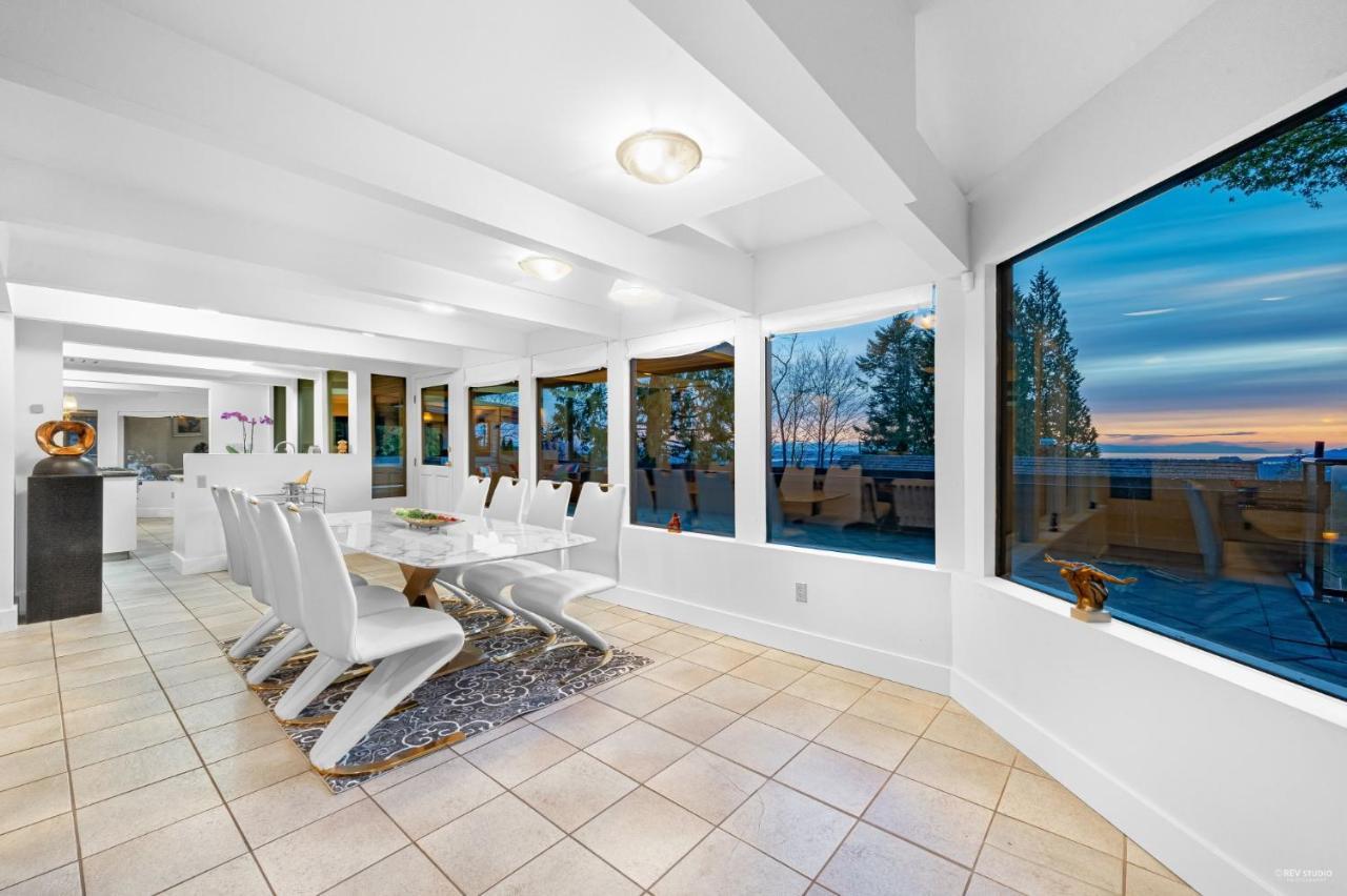 Grouse Cheerful Large Private Bedroom, Bath, Shared Deck, Pool, Hot Tub North Vancouver Exterior photo