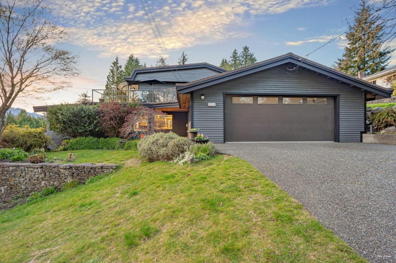 Grouse Cheerful Large Private Bedroom, Bath, Shared Deck, Pool, Hot Tub North Vancouver Exterior photo