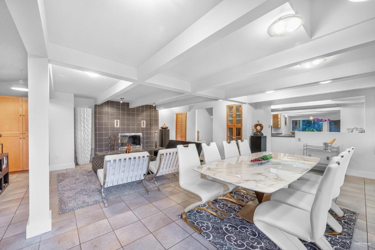 Grouse Cheerful Large Private Bedroom, Bath, Shared Deck, Pool, Hot Tub North Vancouver Exterior photo