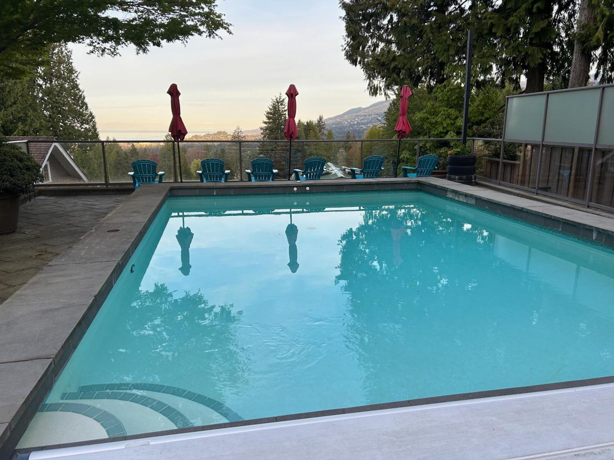Grouse Cheerful Large Private Bedroom, Bath, Shared Deck, Pool, Hot Tub North Vancouver Exterior photo