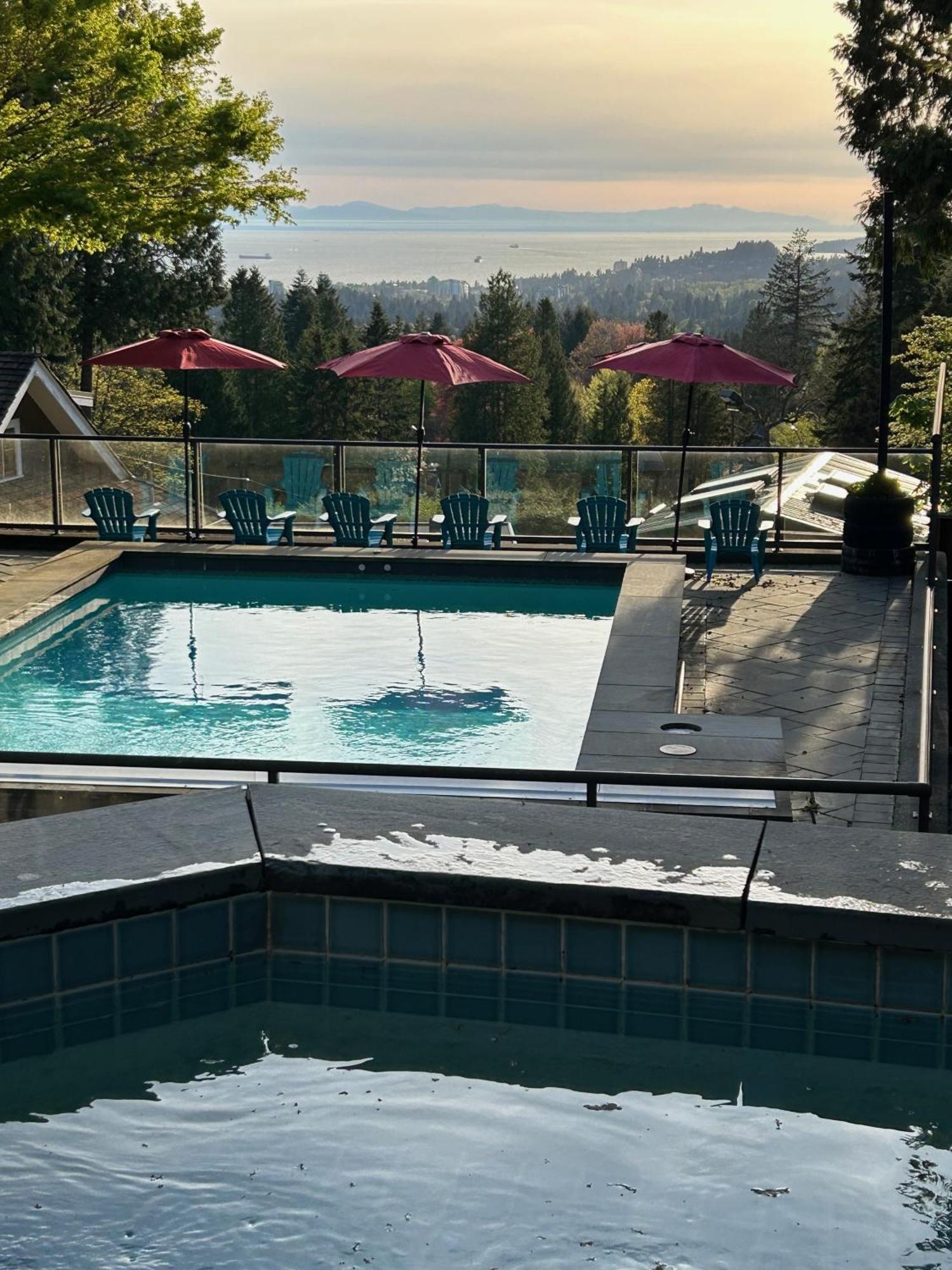 Grouse Cheerful Large Private Bedroom, Bath, Shared Deck, Pool, Hot Tub North Vancouver Exterior photo