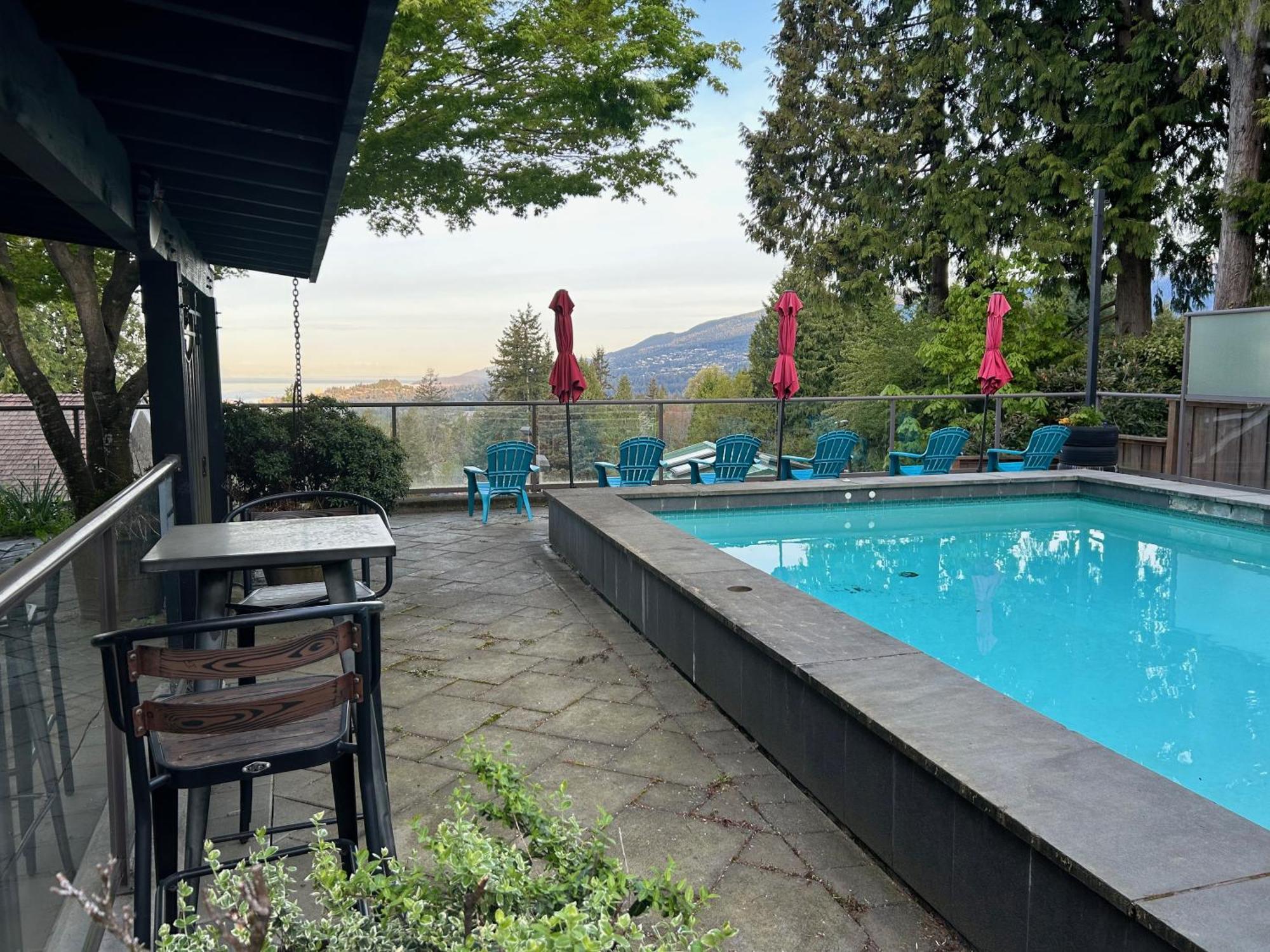 Grouse Cheerful Large Private Bedroom, Bath, Shared Deck, Pool, Hot Tub North Vancouver Exterior photo