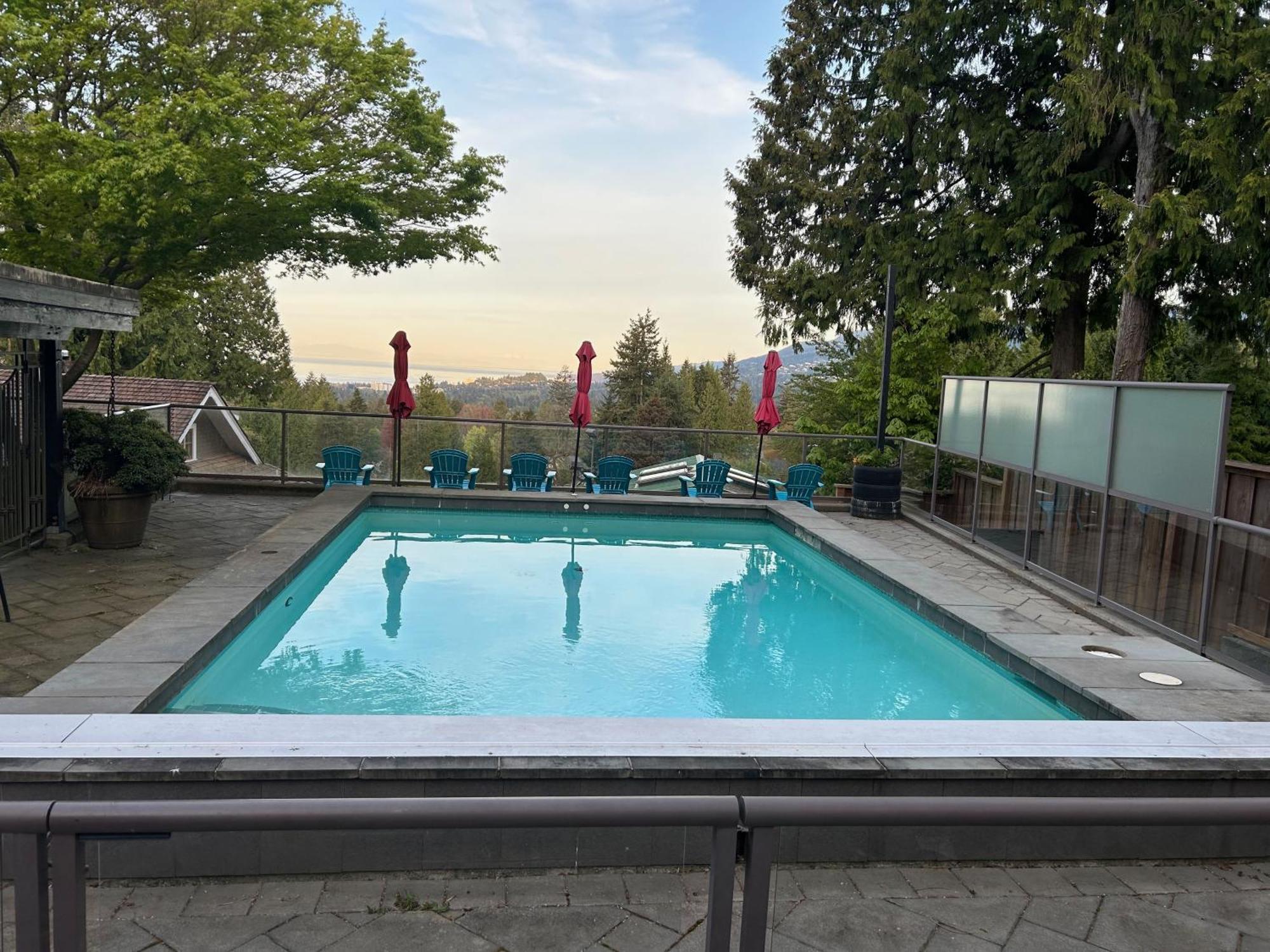 Grouse Cheerful Large Private Bedroom, Bath, Shared Deck, Pool, Hot Tub North Vancouver Exterior photo