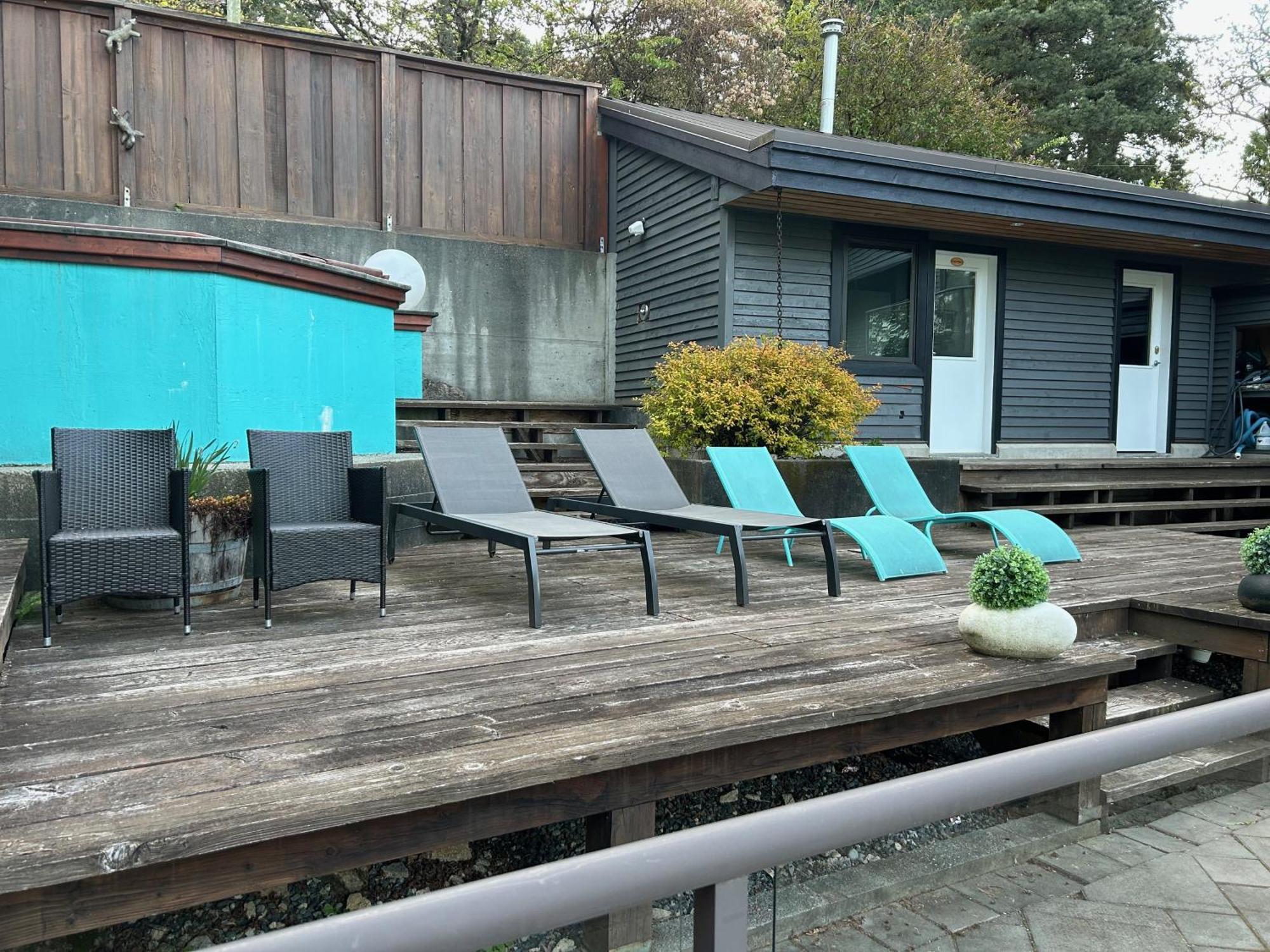 Grouse Cheerful Large Private Bedroom, Bath, Shared Deck, Pool, Hot Tub North Vancouver Exterior photo