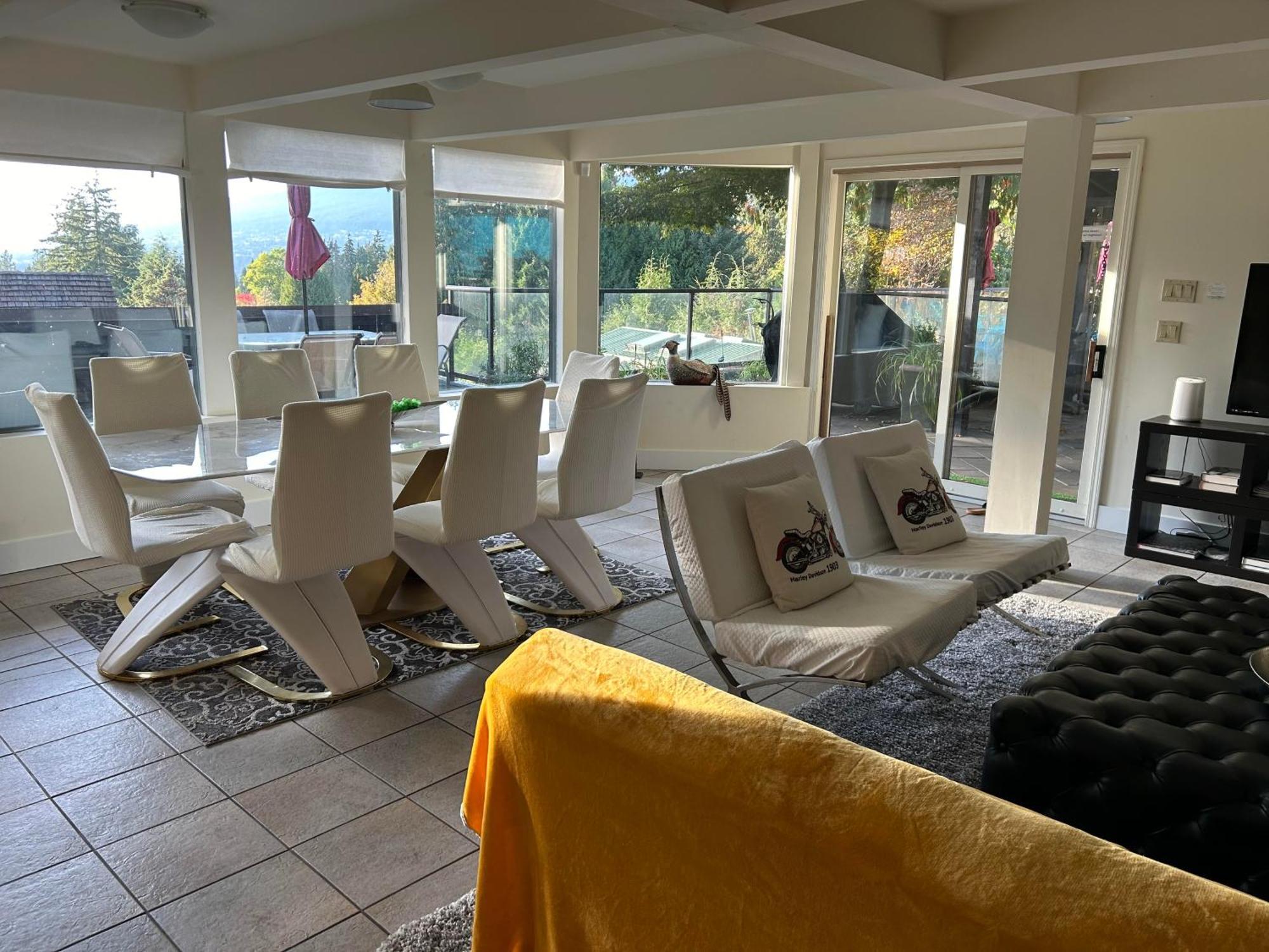 Grouse Cheerful Large Private Bedroom, Bath, Shared Deck, Pool, Hot Tub North Vancouver Exterior photo