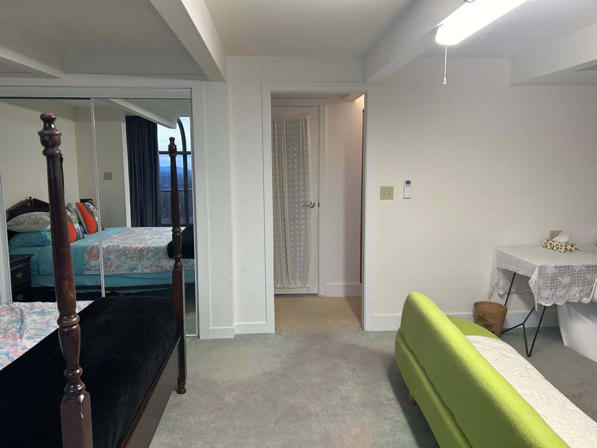 Grouse Cheerful Large Private Bedroom, Bath, Shared Deck, Pool, Hot Tub North Vancouver Exterior photo