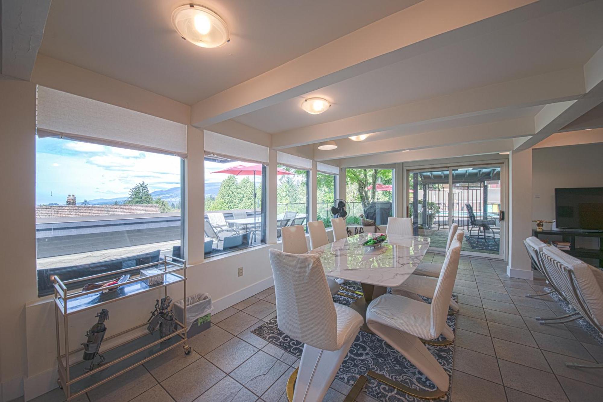 Grouse Cheerful Large Private Bedroom, Bath, Shared Deck, Pool, Hot Tub North Vancouver Exterior photo
