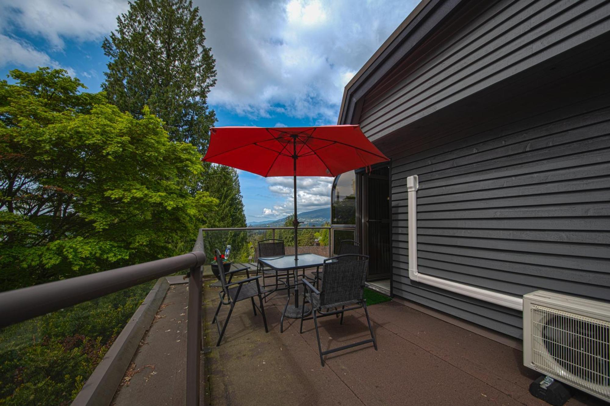 Grouse Cheerful Large Private Bedroom, Bath, Shared Deck, Pool, Hot Tub North Vancouver Exterior photo