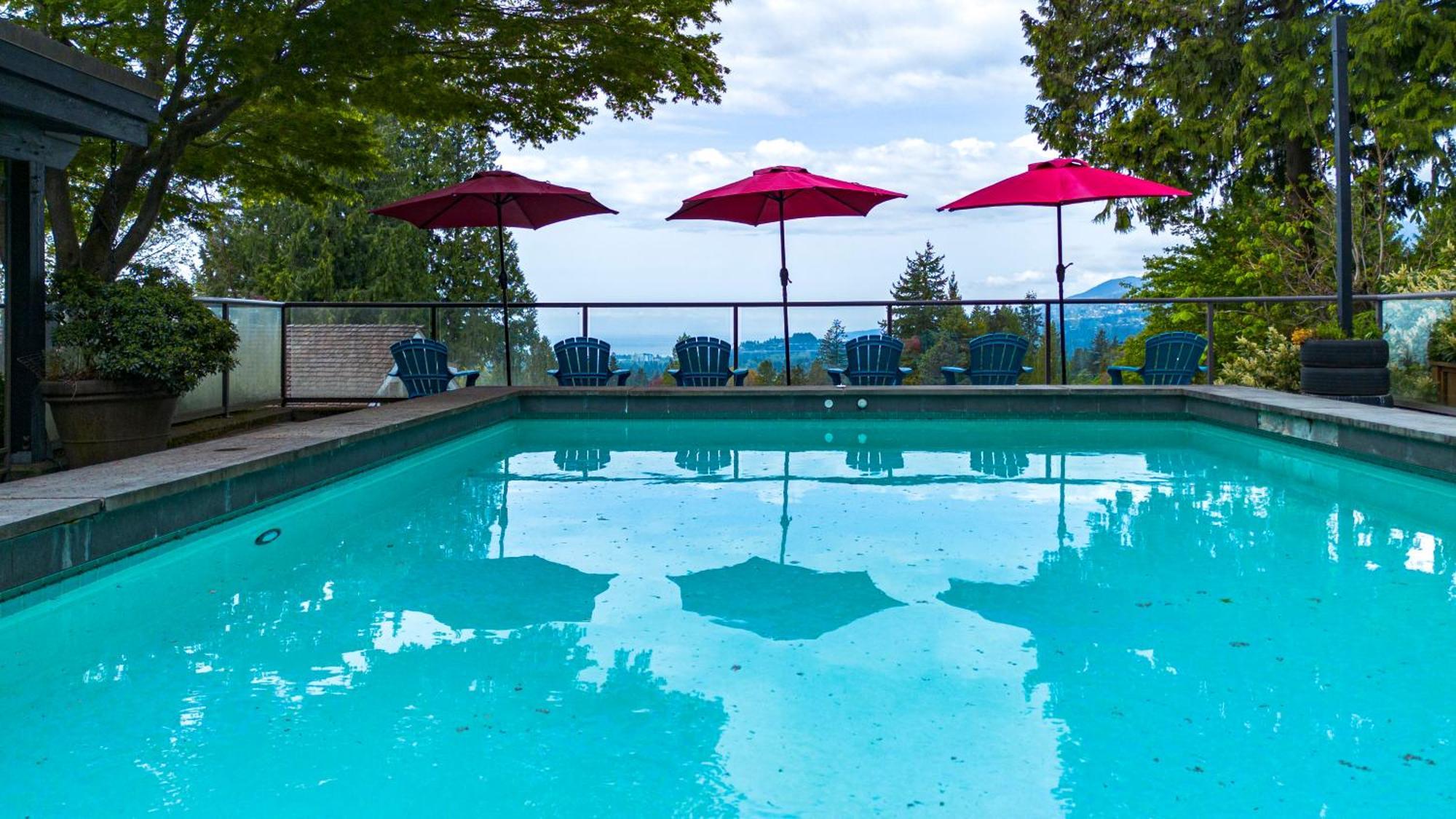 Grouse Cheerful Large Private Bedroom, Bath, Shared Deck, Pool, Hot Tub North Vancouver Exterior photo