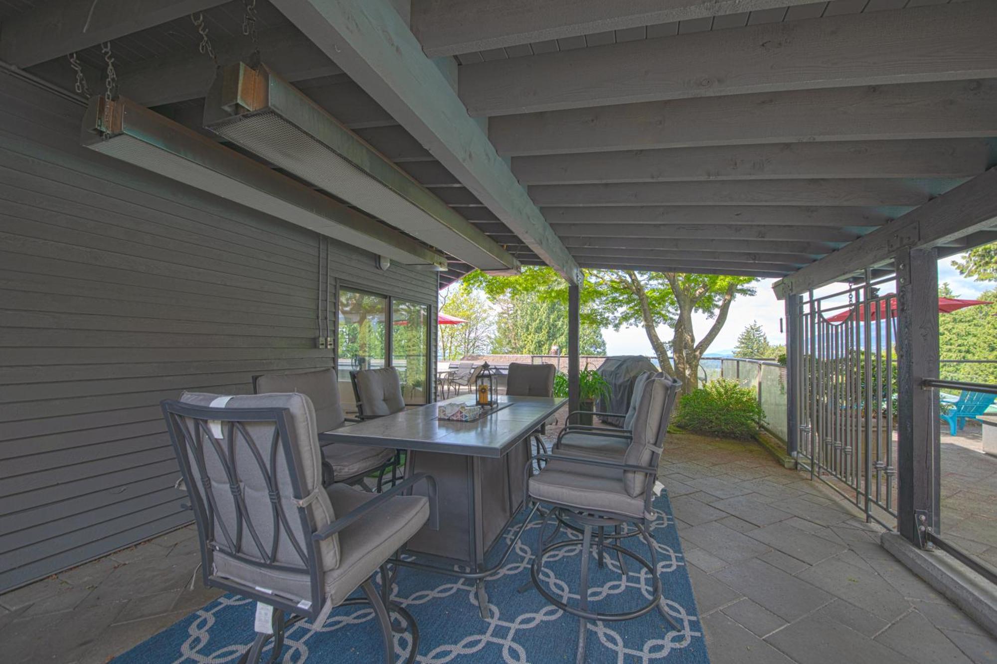 Grouse Cheerful Large Private Bedroom, Bath, Shared Deck, Pool, Hot Tub North Vancouver Exterior photo