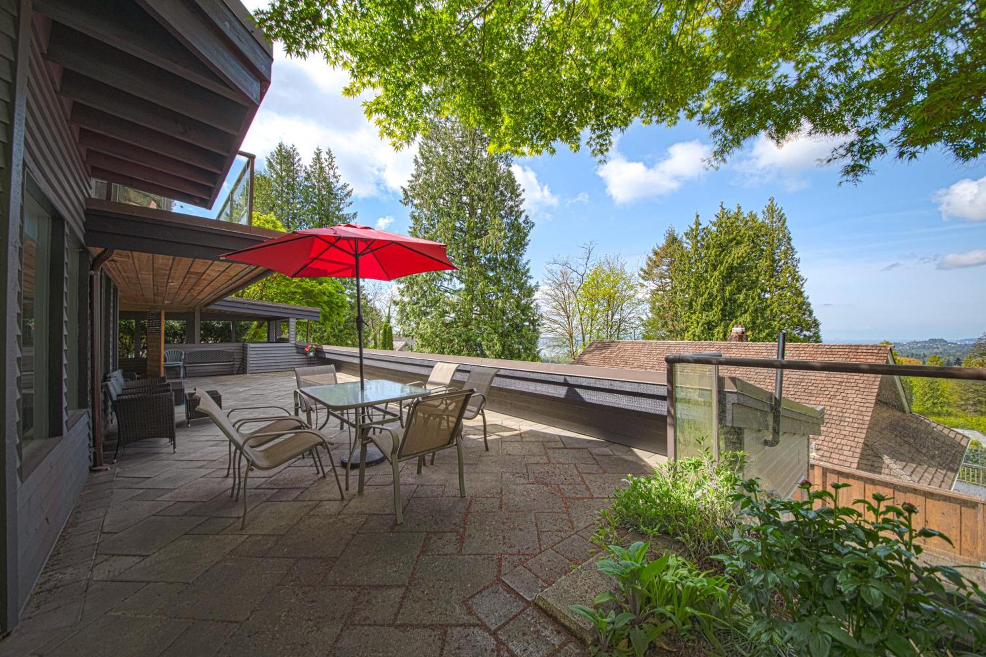 Grouse Cheerful Large Private Bedroom, Bath, Shared Deck, Pool, Hot Tub North Vancouver Exterior photo